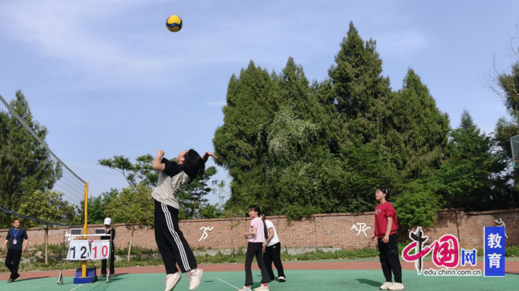 跃动青春“排”出精彩 江油市战旗小学成功举办2025年排球运动会(图2)